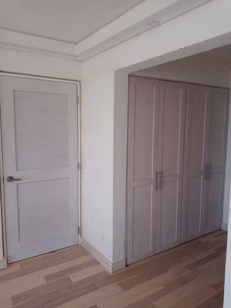 Closet Blanco de Madera: Un Toque de Elegancia en Caoba imagen 3