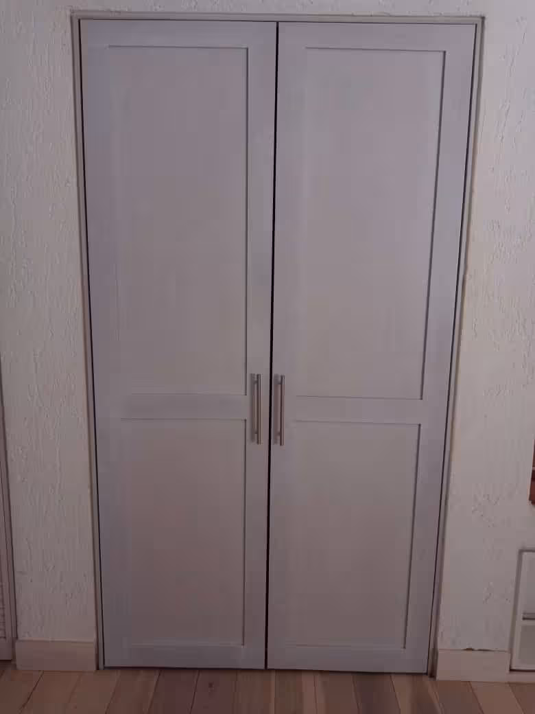 Closet Blanco de Madera: Un Toque de Elegancia en Caoba imagen 5