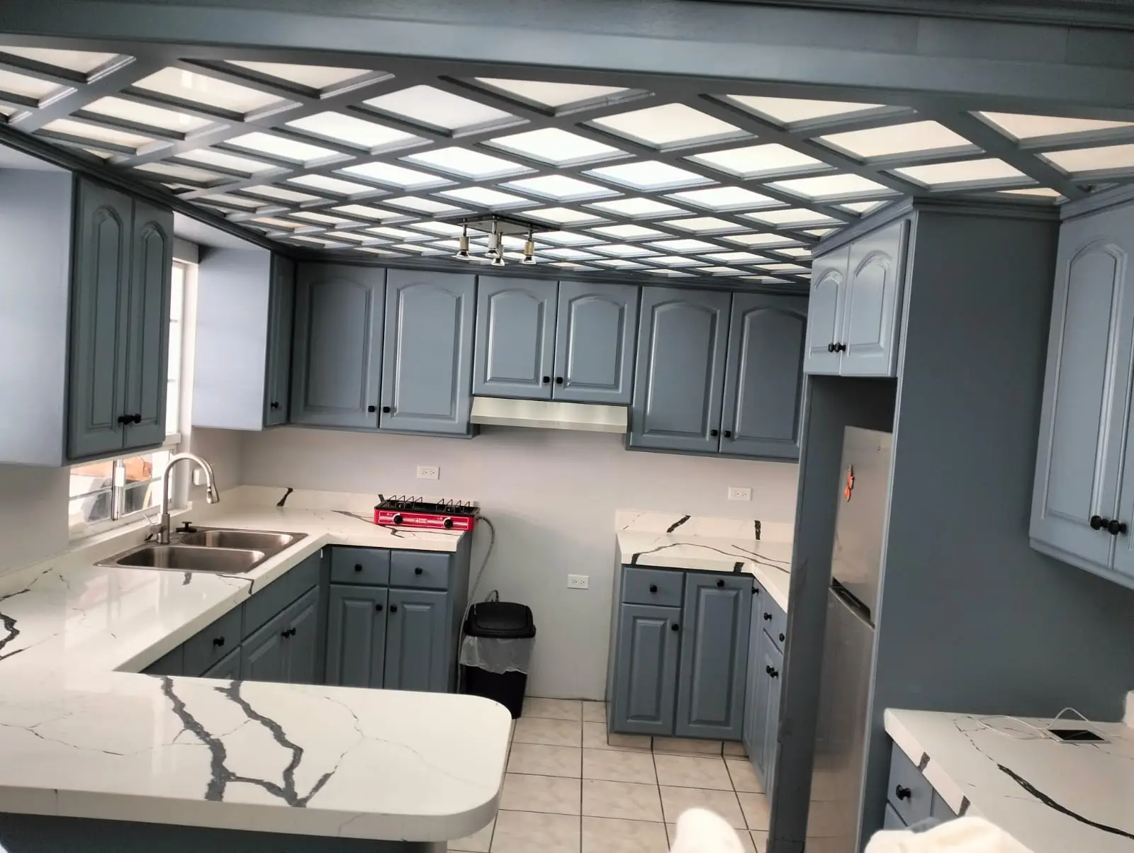 Cocina remodelada con cubierta de cuarzo
