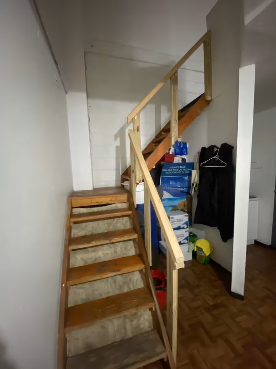 Escalera de Madera Restaurada - Carpintería en Tijuana imagen 2