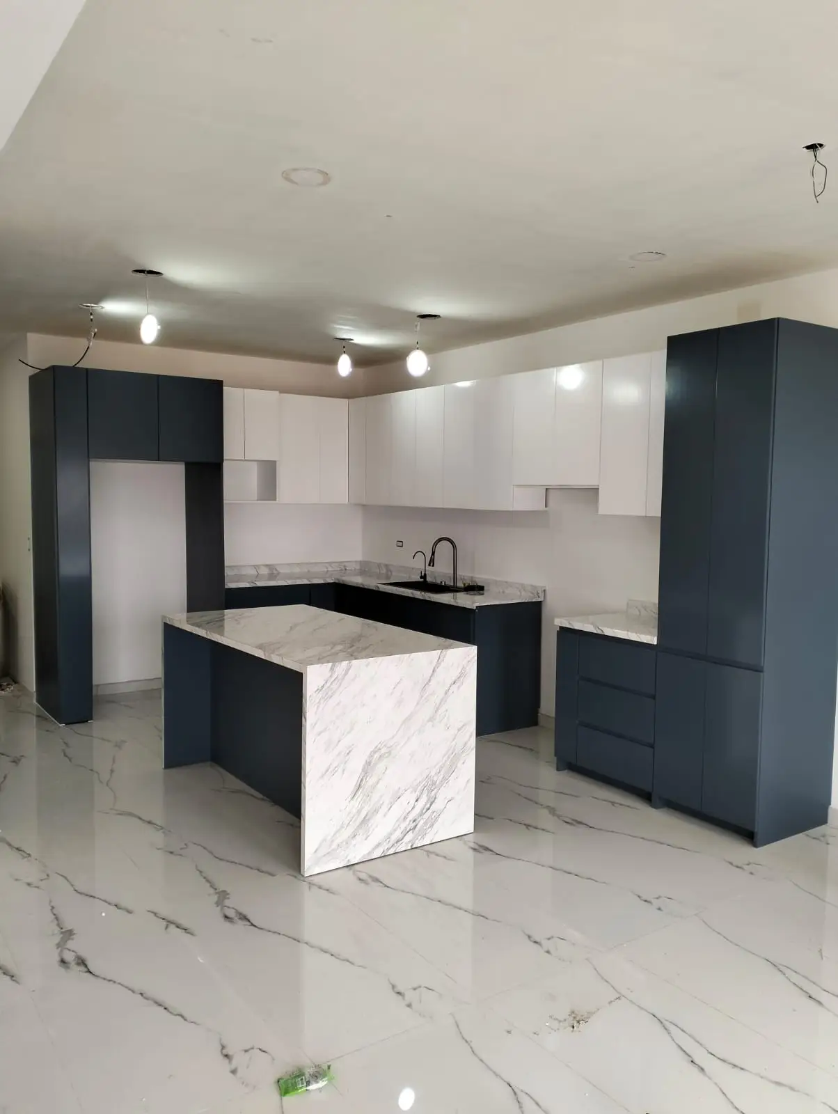 Cocina con isla central de triplay de birch